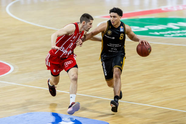 赛季中凭借 赛季中凭借